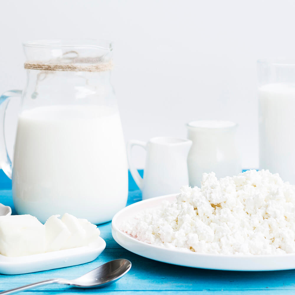 Молочнокислые продукты на столе