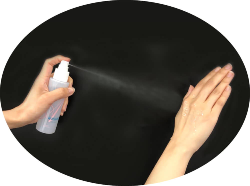 Нанесення лосьйону-спрею LIBERTA Arenurse Hand Care Mist на руки. Фото з офіційного сайту виробника: https://liberta-online.jp/shop/products/02066000