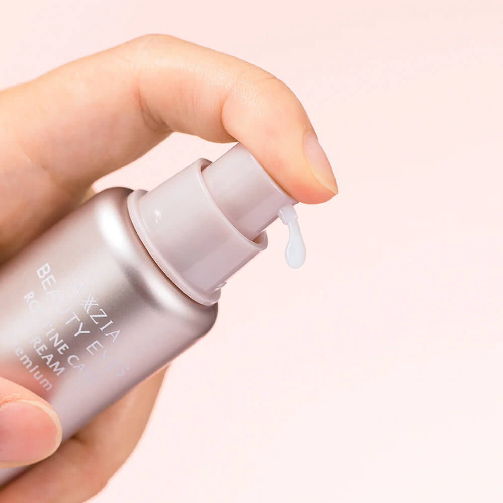 Процес вилучення крему AXXZIA Beauty Eyes Routine Care Cream Premium з флакона шляхом натискання на помпу. Фото з офіційного сайту виробника: https://axxzia.jp/en/products/axx-be009