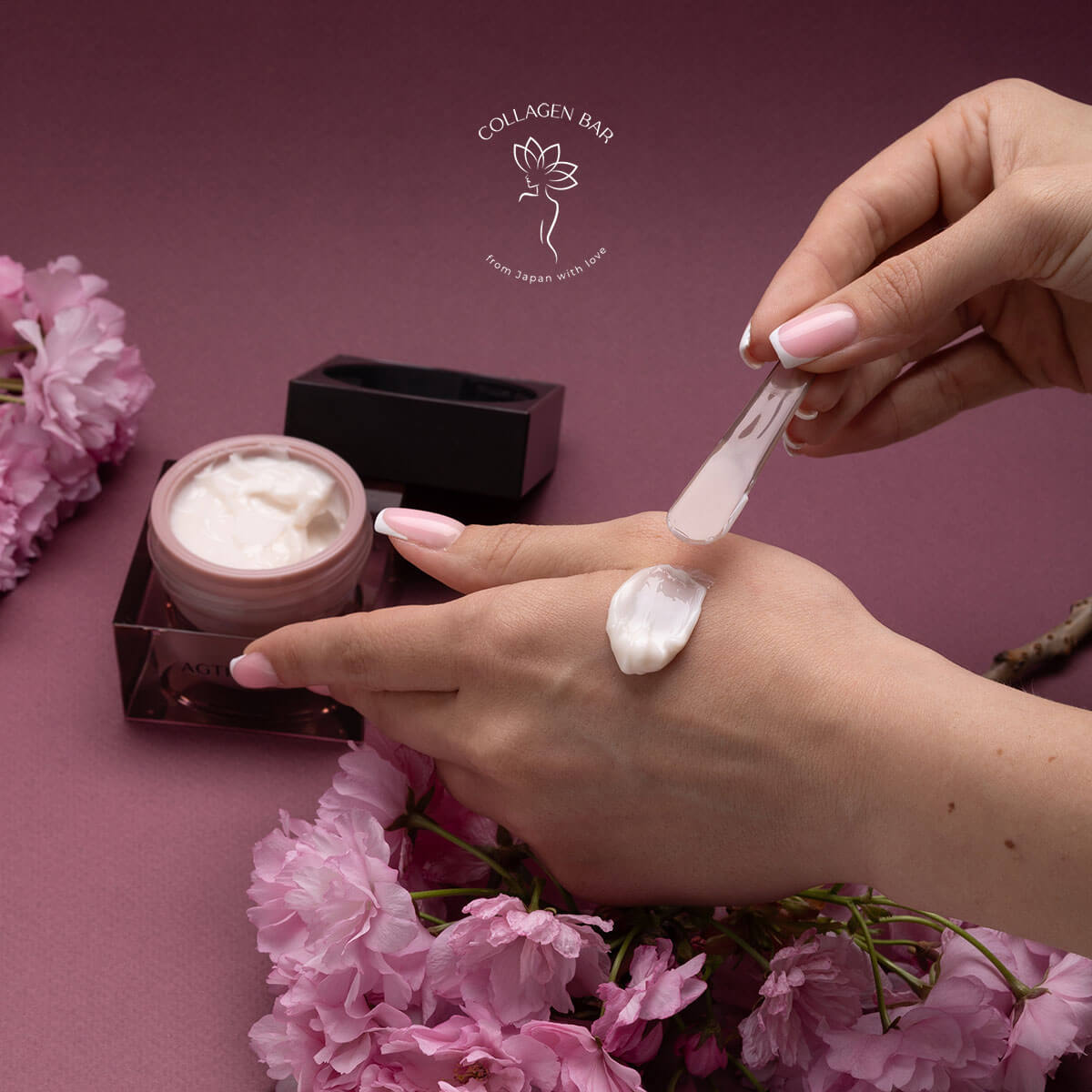 Демонстрація текстури крему AXXZIA AGTheory Rich Cream: нанесення крему спатулою з відкритої банки на доглянуті жіночі руки