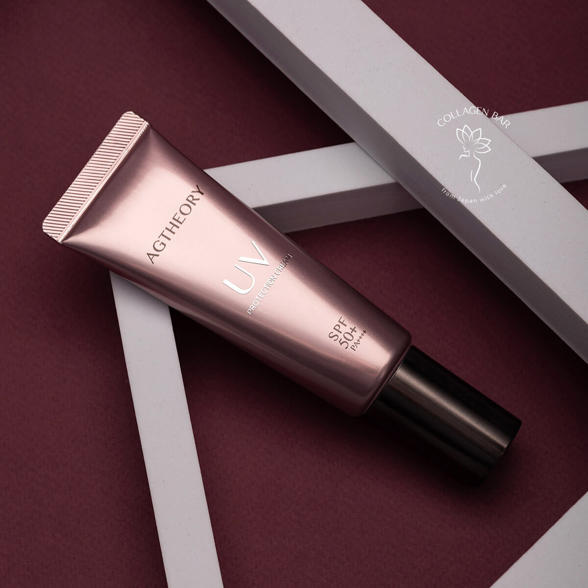 AXXZIA AGTheory UV Protection Cream у положенні горизонтально в абстрактних геометричних формах