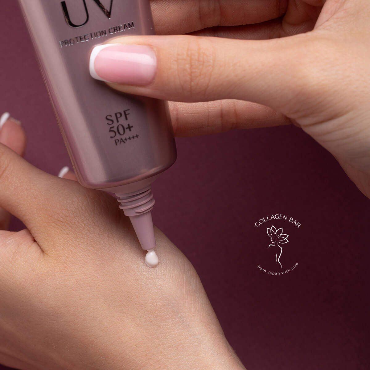 Нанесення крему AXXZIA AGTheory UV Protection Cream з відкритого тюбика на тильну сторону доглянутої жіночої руки
