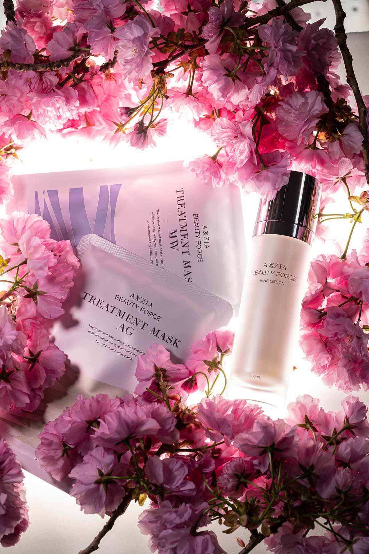 Лоьсон і листові маски з лінійки AXXZIA Beauty Force у справжніх гілках квітучої Сакури