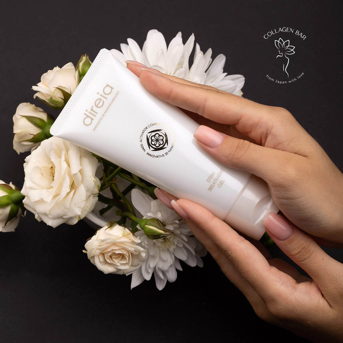 Тюбик DIREIA Stem Treatment Gel в ухоженных женских руках на фоне букета белых цветов