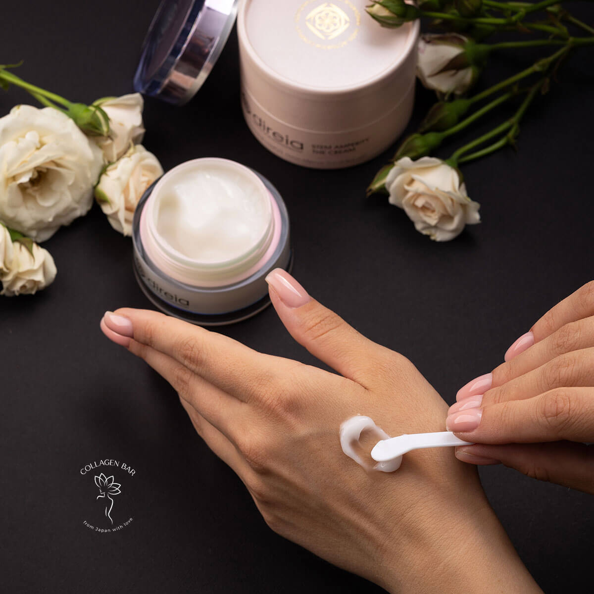 Процес нанесення крему DIREIA Stem Amperity The Cream з відкритої банки шпателем на тильну сторону доглянутої жіночої руки