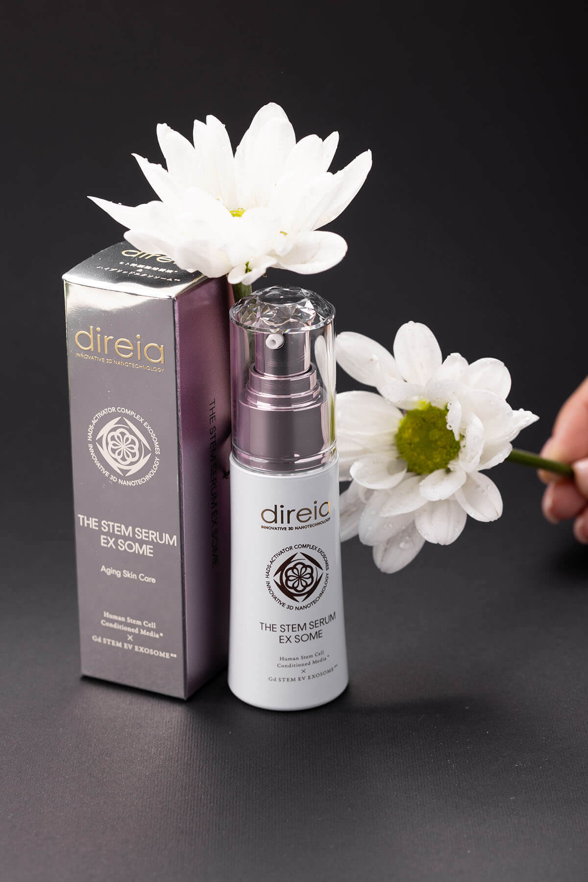 Сироватка DIREIA The Stem Serum Ex Some (коробка і флакон) з білими квітами хризантеми на чорному тлі