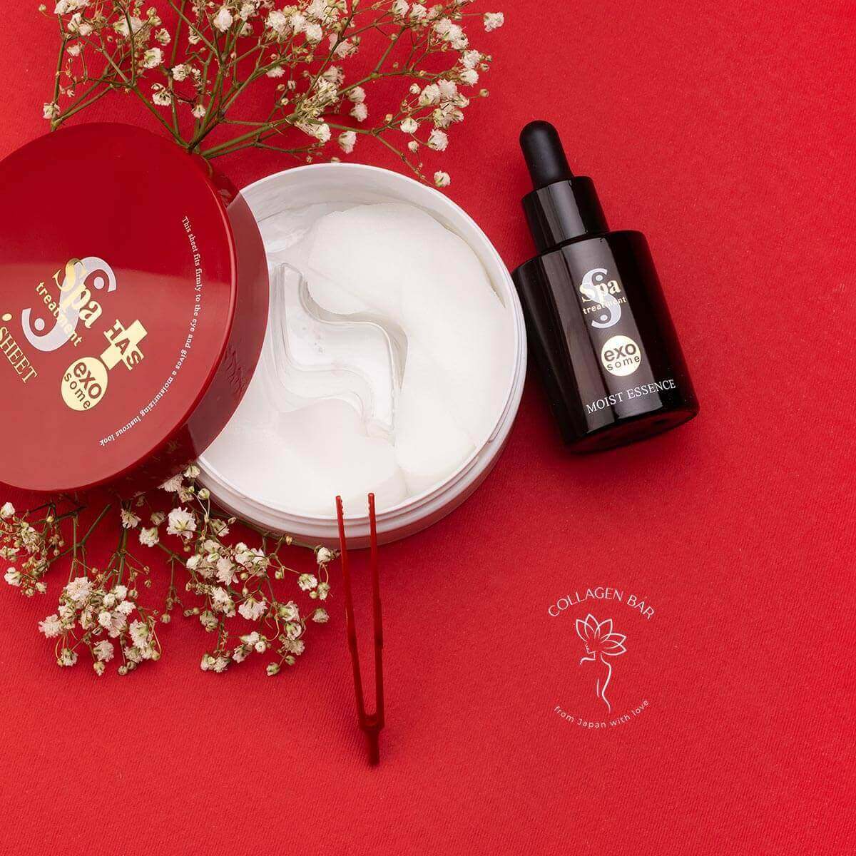 Відкрита банка патчів з екзосомами SPA Treatment HAS Stretch i Sheet EXOSOME та есенція Spa Treatment EXO Some Moist Essence поруч на червоному тлі