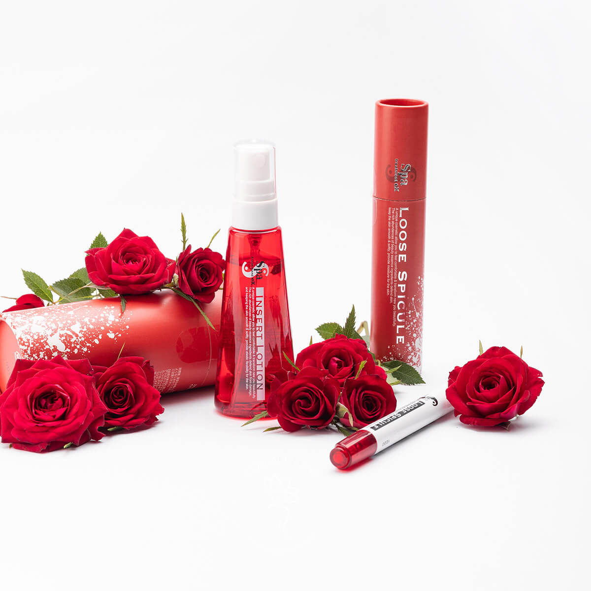 Spa Treatment Loose Spicule разом з Spa Treatment Insert Lotion на тлі червоних троянд