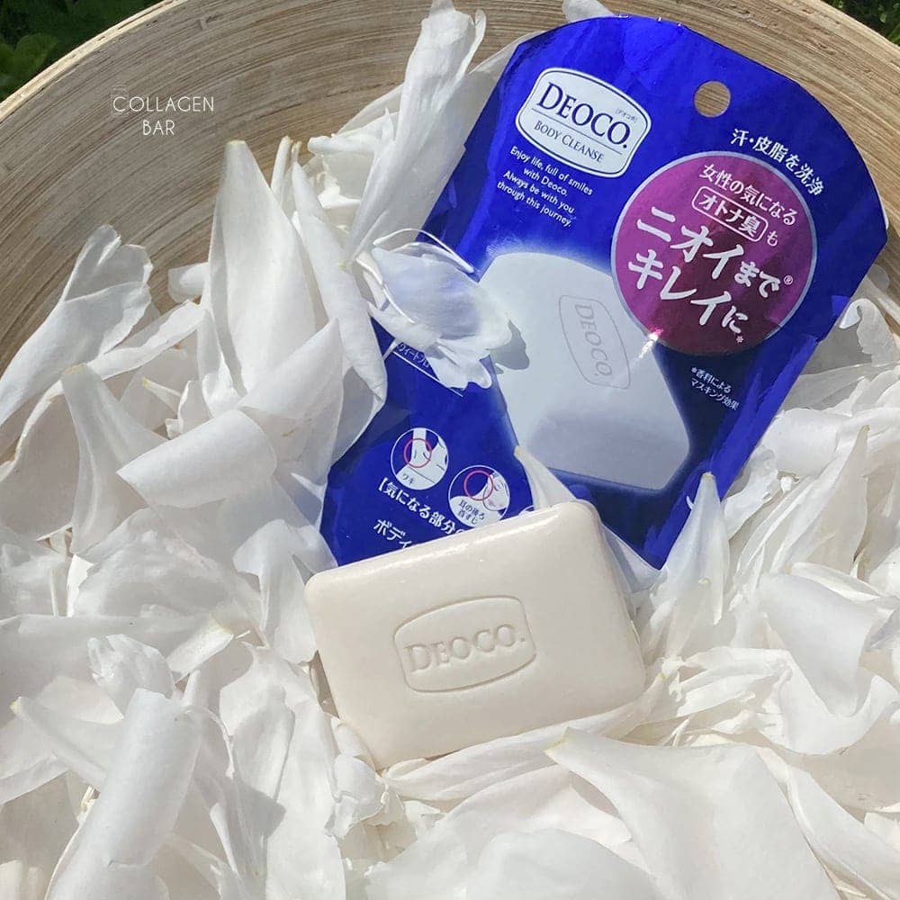 Упаковка і брусок мила проти вікового запаху Deoco Body Cleanse Soap з білими пелюстками квіток півонії