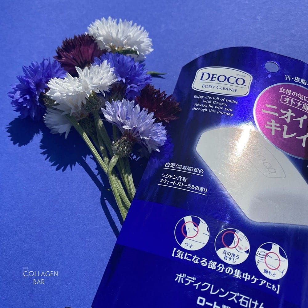 Упаковка мила Deoco Body Cleanse Soap з дрібними різнокольоровими польовими квітами на синьому тлі