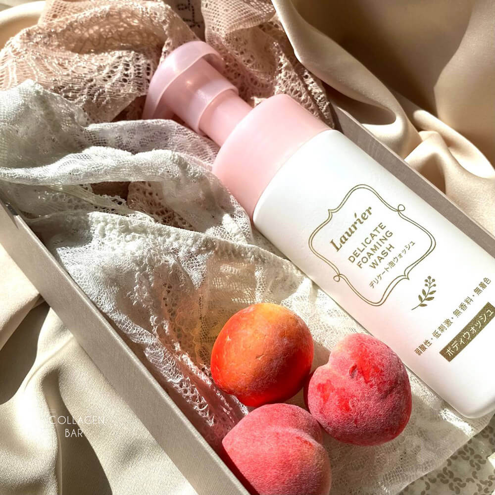 Пінка для інтимної гігієни KAO Laurier Delicate Foaming Wash у коробці з мереживною білизною і персиками з пап'є маше