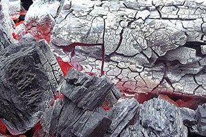 Раскаленный добела древесный уголь крупным планом