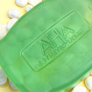 Крупний план шматка мила BCL AHA Esthetic Soap, на якому добре читається напис на милі AHA Esthetic Soap