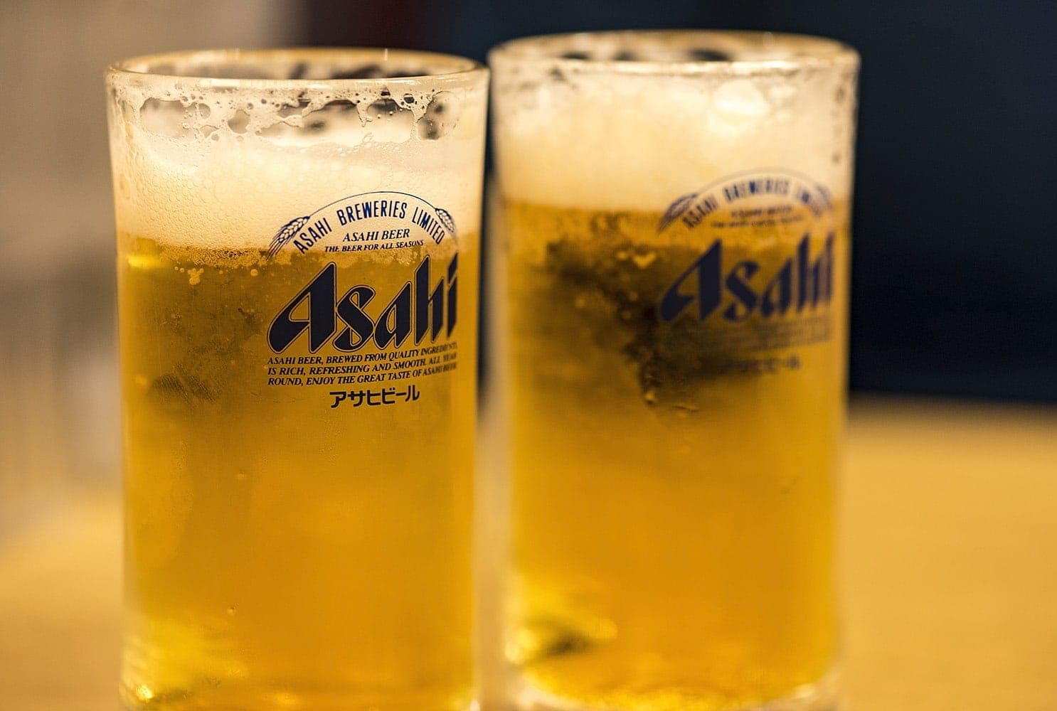 Два келихи з розливним пивом Asahi