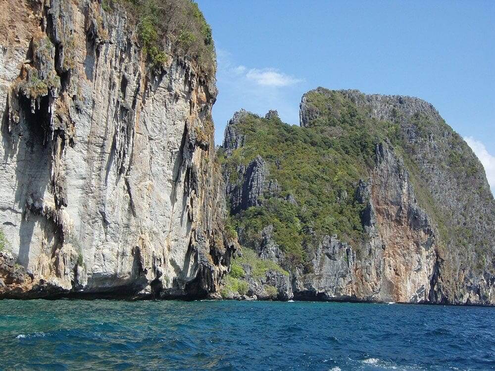 Дві стрімкі скелі в морі