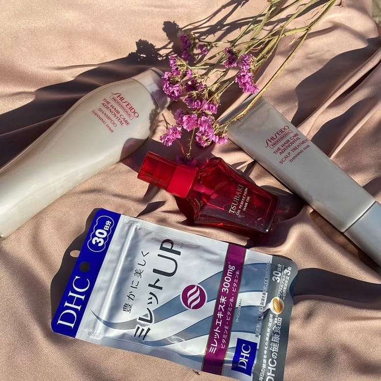 Шампунь і бальзам для шкіри голови SHISEIDO ADENOVITAL з вітамінами для волосся DHC на світло-коричневій тканині з квітами