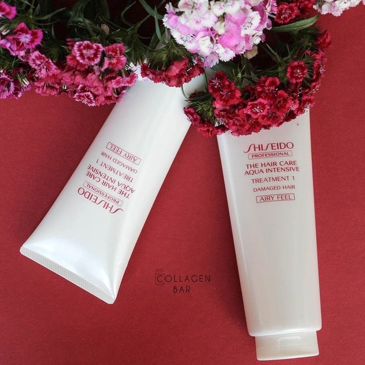 Два кондиціонери для волосся Shiseido Aqua Intensive з квітами на червоному тлі.