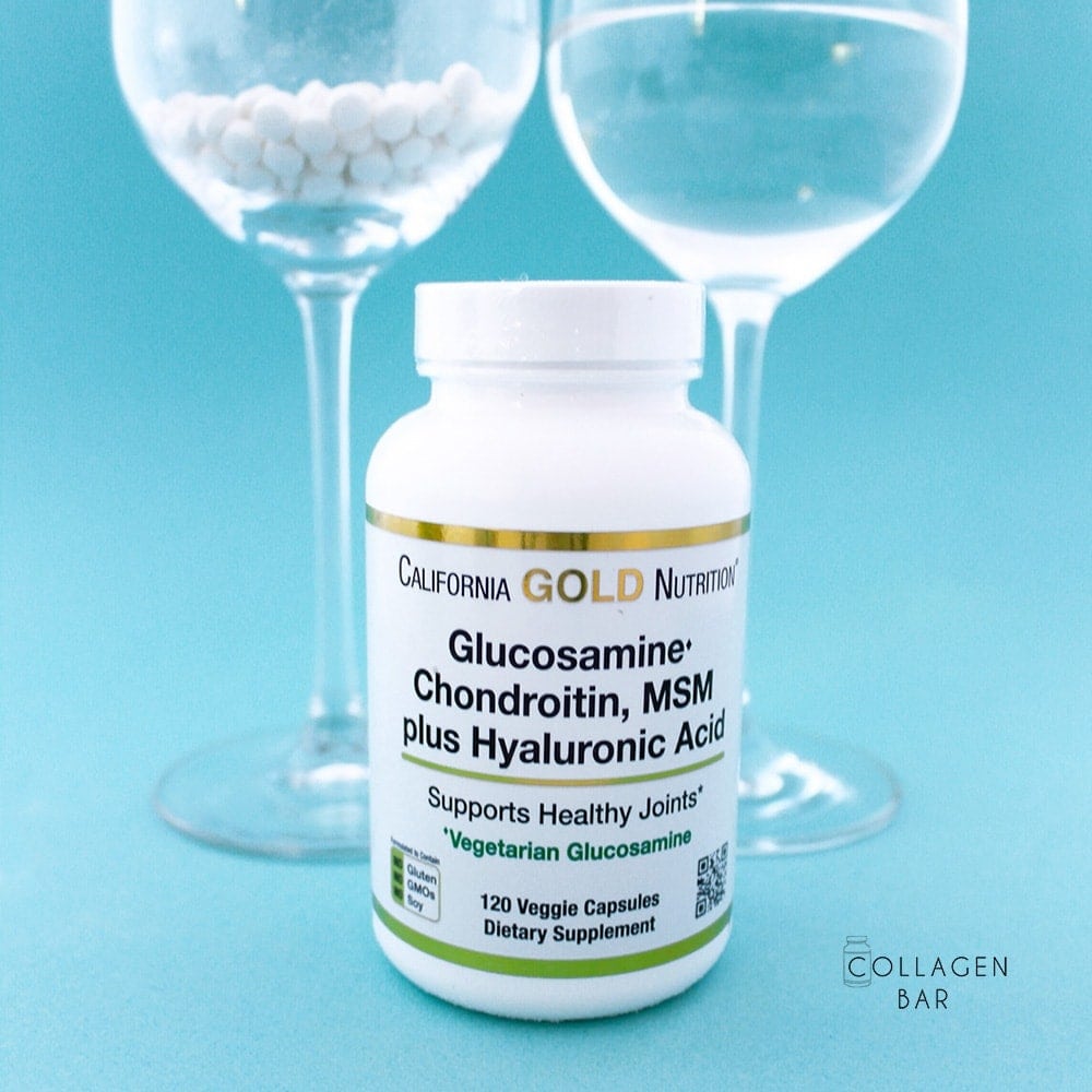 Хондропротектор California Gold Nutrition з келихами, в одному з яких знаходяться таблетки, а в іншому - вода. Вид спереду.