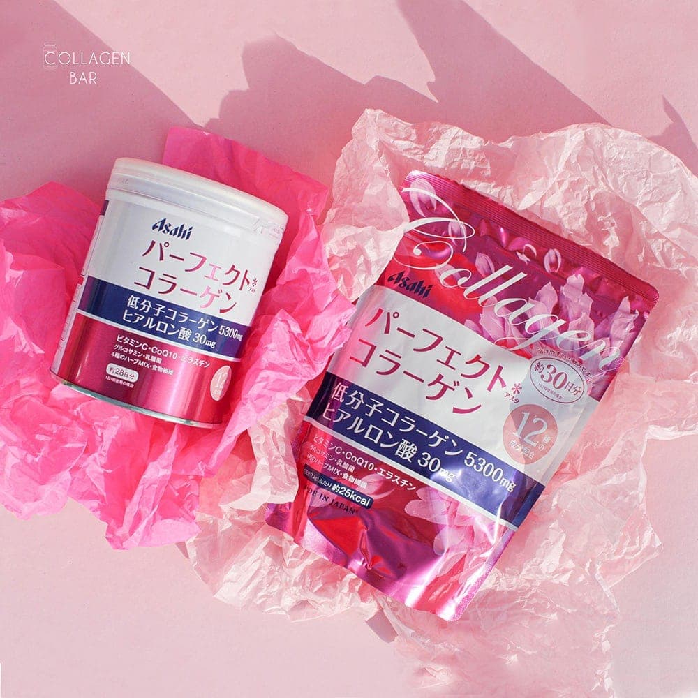 Банка і змінний пакет колагену Asahi Perfect Asta Collagen з папером на рожевому тлі