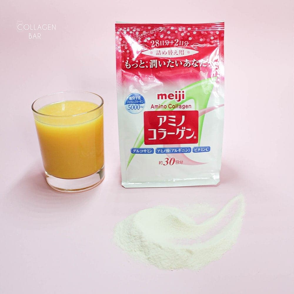 Колаген Meiji Amino Collagen у змінному пакеті зі склянкою апельсинового соку і гіркою колагену на рожевому тлі