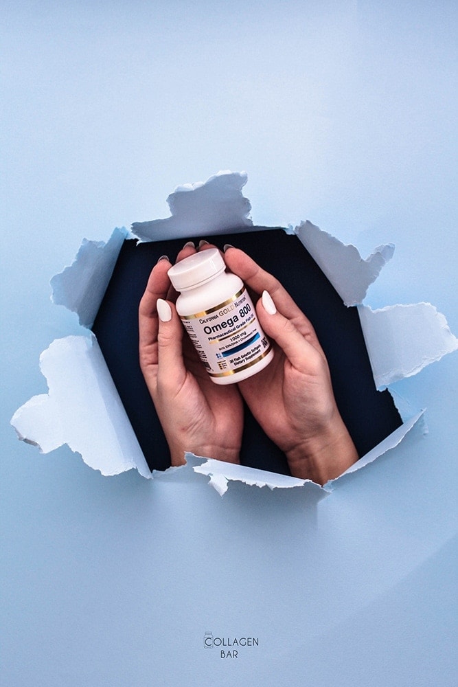 Omega-800 от California gold nutrition в ладонях