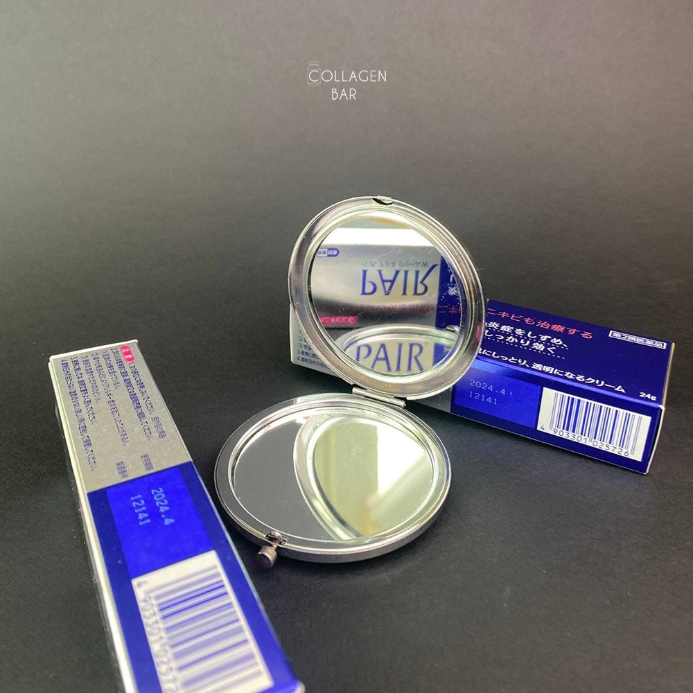 Дві упаковки крему проти акне Lion PAIR Acne Cream W і відкрита пудренниця з дзеркальцем