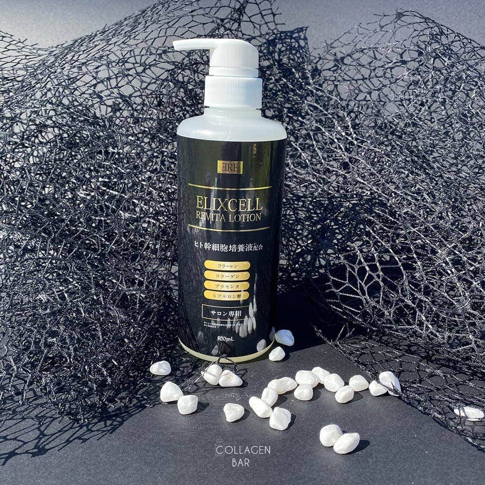 Elixcell Revita Lotion на фоне черной сетчатой ткани с белыми мелкими камушками