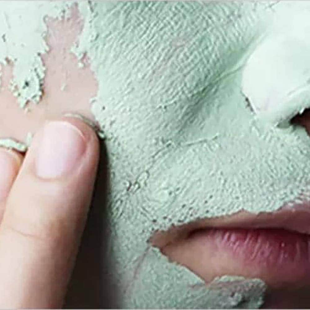 Фрагмент человеческого лица, на который нанесена маска Hanajirushi Volcanic Packing Mud