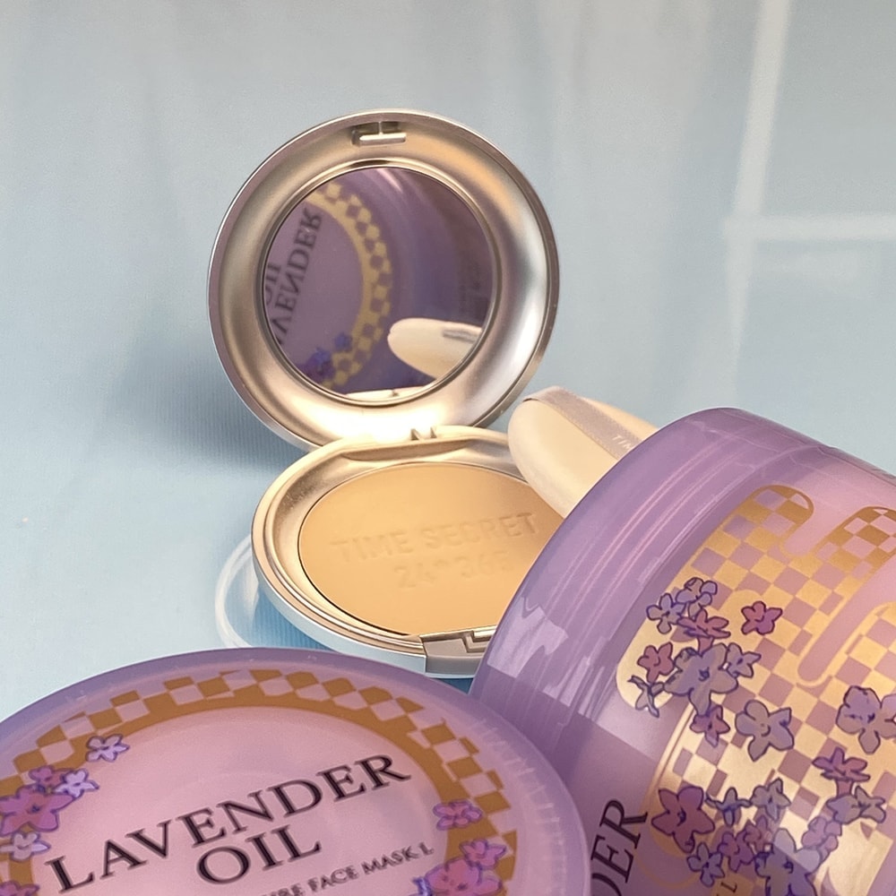 Дві банки з маскою Hanajirushi Lavender Oil Super Moisture Mask і відкрита жіноча пудрениця з дзеркалом