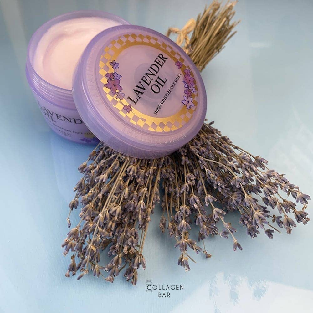 Маска Hanajirushi Lavender Oil Super Moisture Mask з прочиненою кришкою і букетиком висушеної лаванди на склі