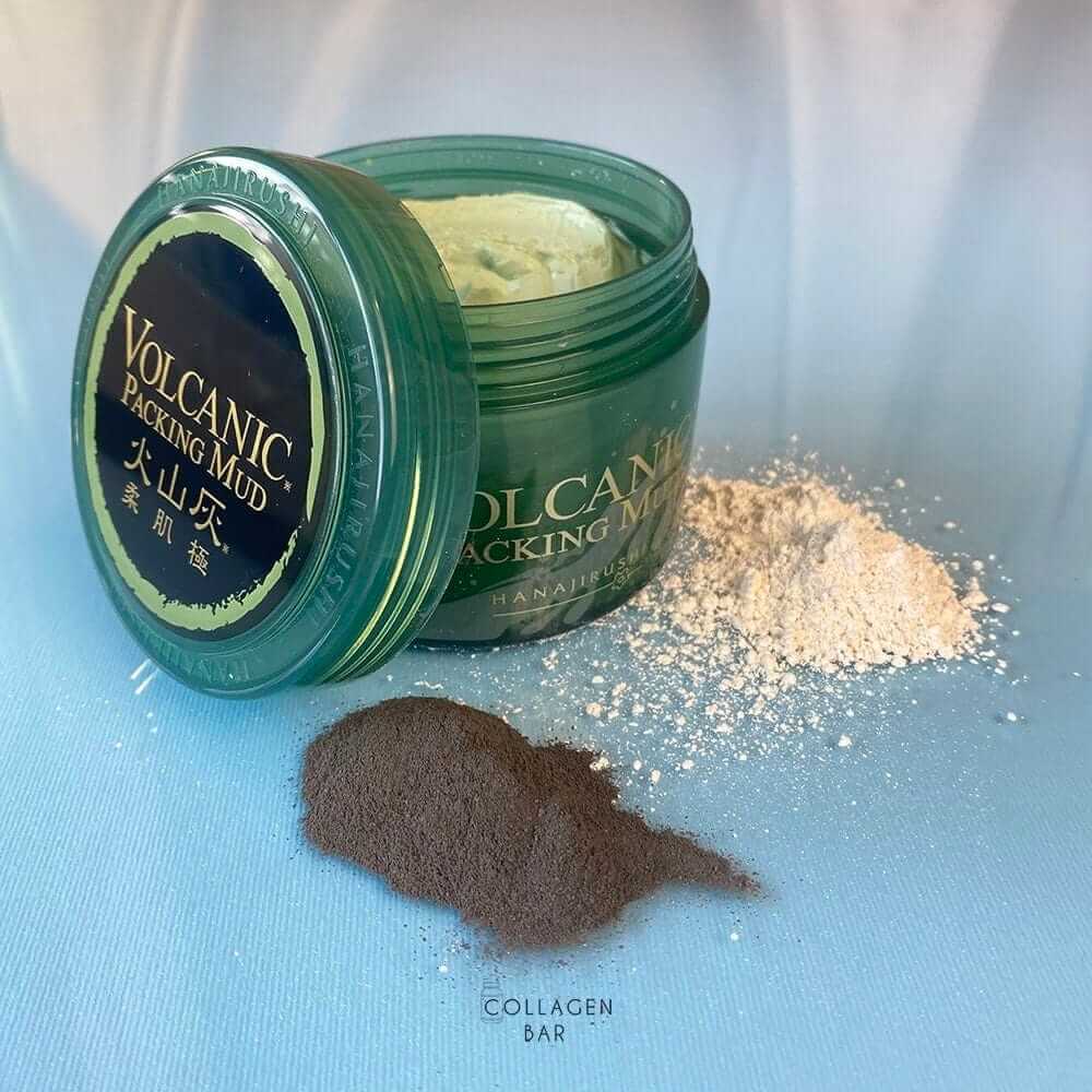 Маска Hanajirushi Volcanic Packing Mud с откртыой крышкой и кучка белой и коричневой сухой глины рядом