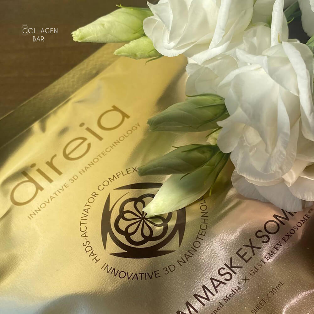 Маска зі стовбуровими клітинами DIREIA The Stem Mask EX Some на світло-коричневій тканині з білими трояндами. Великий план.