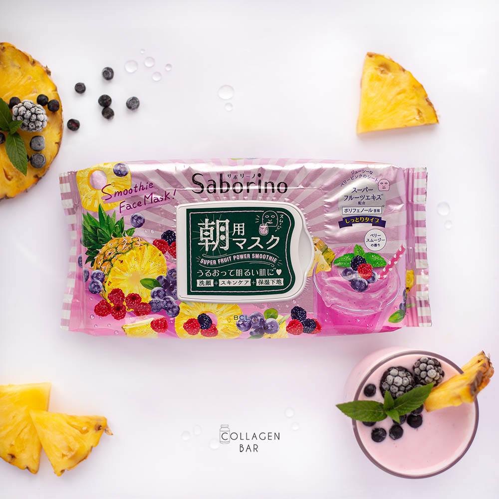 Маска для обличчя Saborino Mezama Sheet Berry Smoothie Fragrance зі шматочками ананаса і склянкою ягідного смузі. Вид зверху.