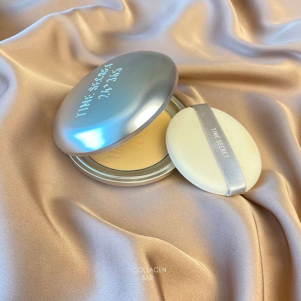 Мінеральний пудер MSH Time Secret Mineral Pressed Powder на коричневій тканині зі злегка відкритою пудреницею та губкою/пуховкою поруч