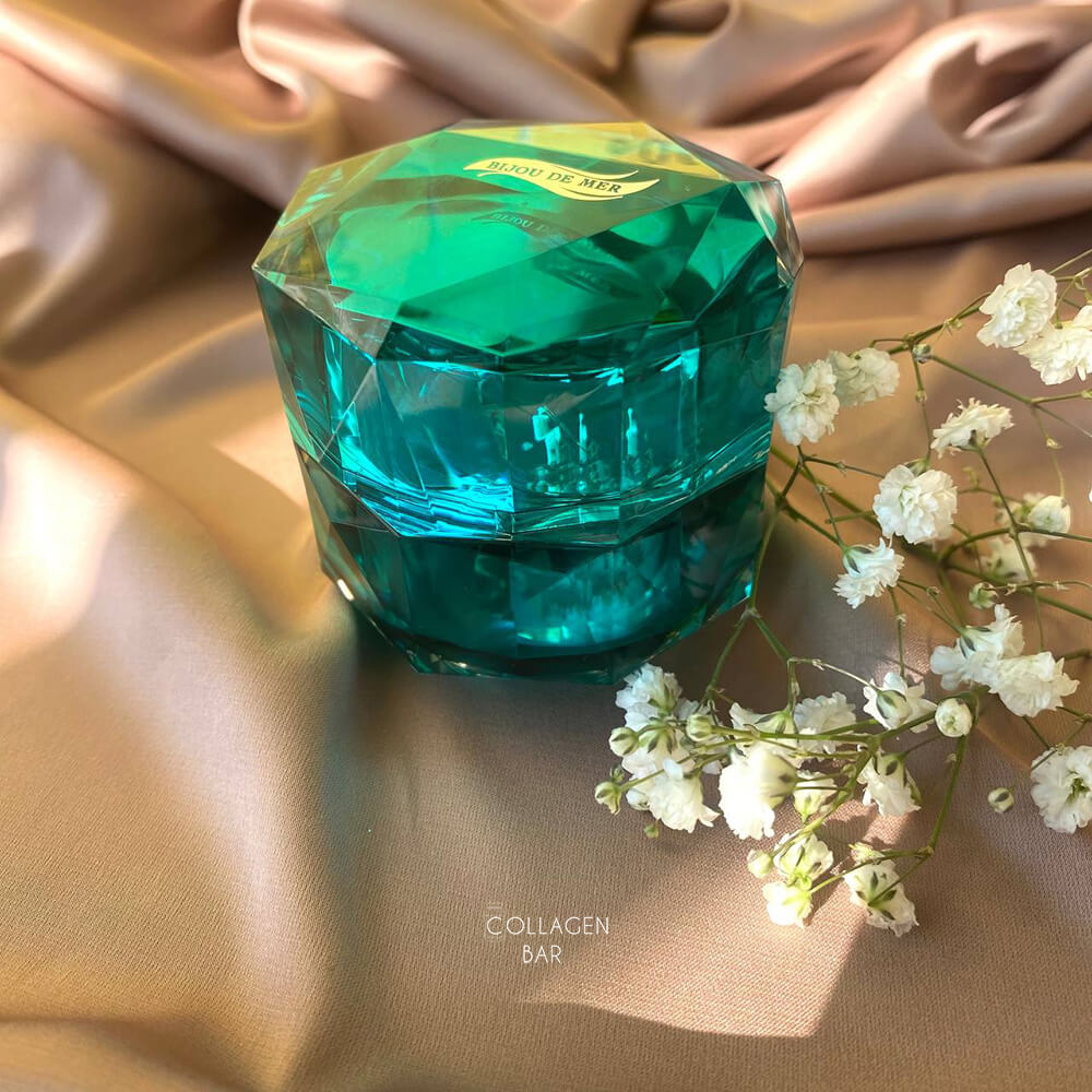 Ревіталізуючий крем для обличчя BIJOU DE MER Rejuve face Renewal Cream на коричневій тканині з гілочкою білих квітів