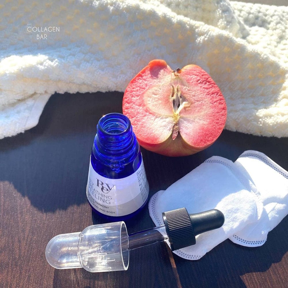 Открытый флакон деликатного пилинга REY Breathing Peeling, два паффа UNICHARM Silcot Wiping Cotton и половинка яблока