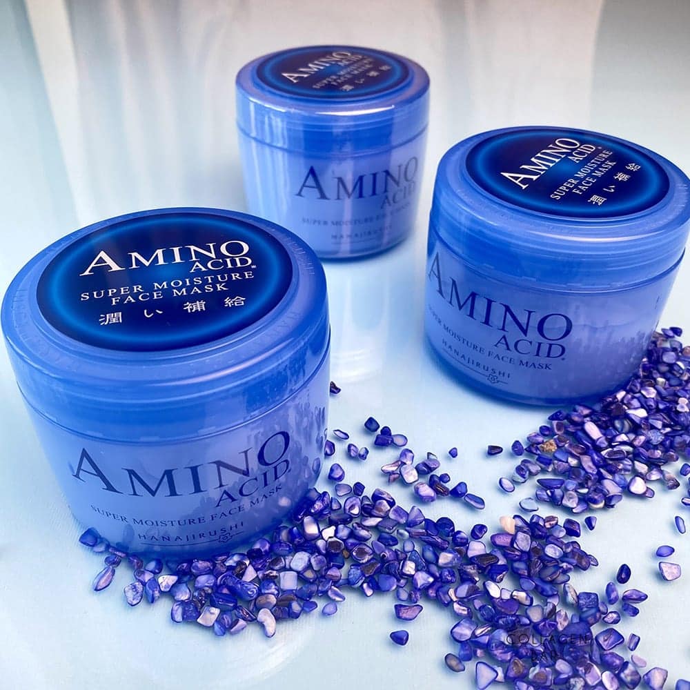 Три маски Hanajirushi Amino Acid Super Moisture Mask с мелкими синими декоративными камушками на стекле