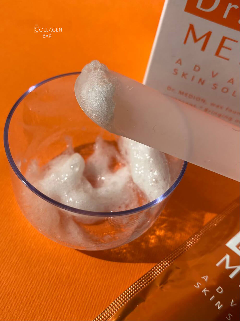 Готовая карбокси маска Dr. MEDION Spaoxy Gel после смешивания активных компонентов в мини чаше из набора.