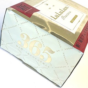 Цифра 365 на торці упаковки маски LuLuLun Precious White на 32 штуки крупним планом