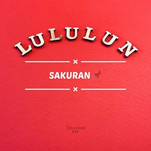 Викладене дерев'яними літерами слово LULULUN і напис Sakuran, виконаний білим шрифтом на червоному тлі