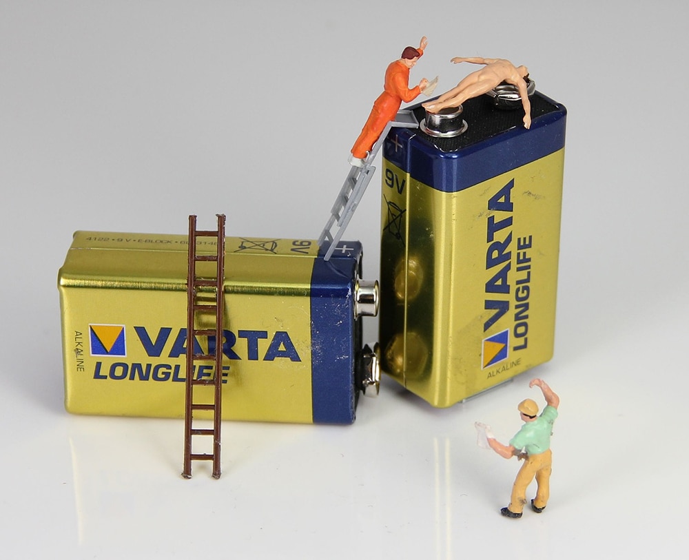 Інсталяція з фігурками людини і батарейками VARTA типу крона