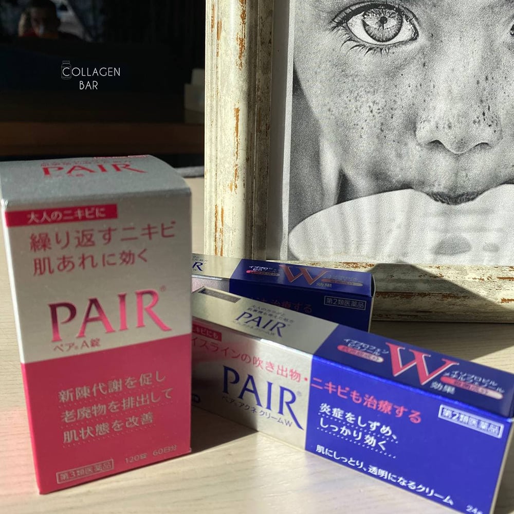Комплекс проти акне у дорослих LION PAIR та упаковка крему проти акне LION PAIR Acne Cream W на фоні фотографії підліткового обличчя в фоторамці