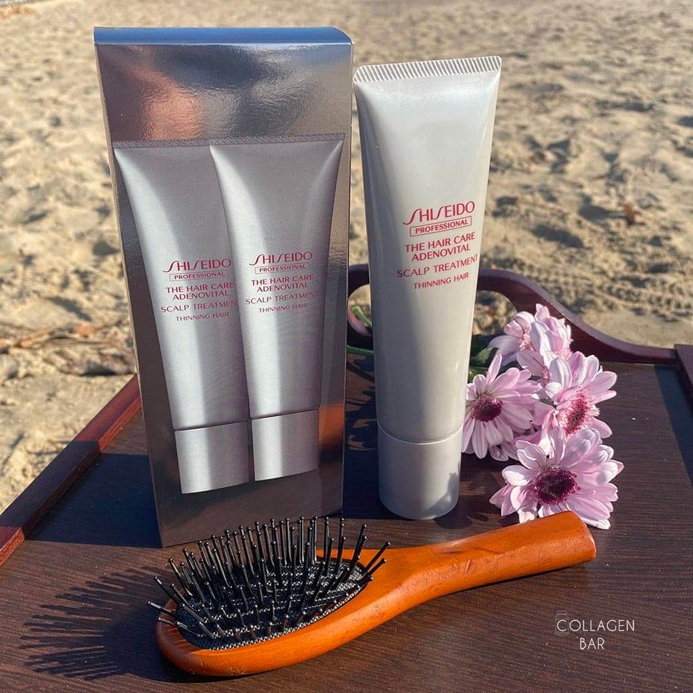 Бальзам для кожи головы SHISEIDO ADENOVITAL с коричневой расческой на деревянной поверхности
