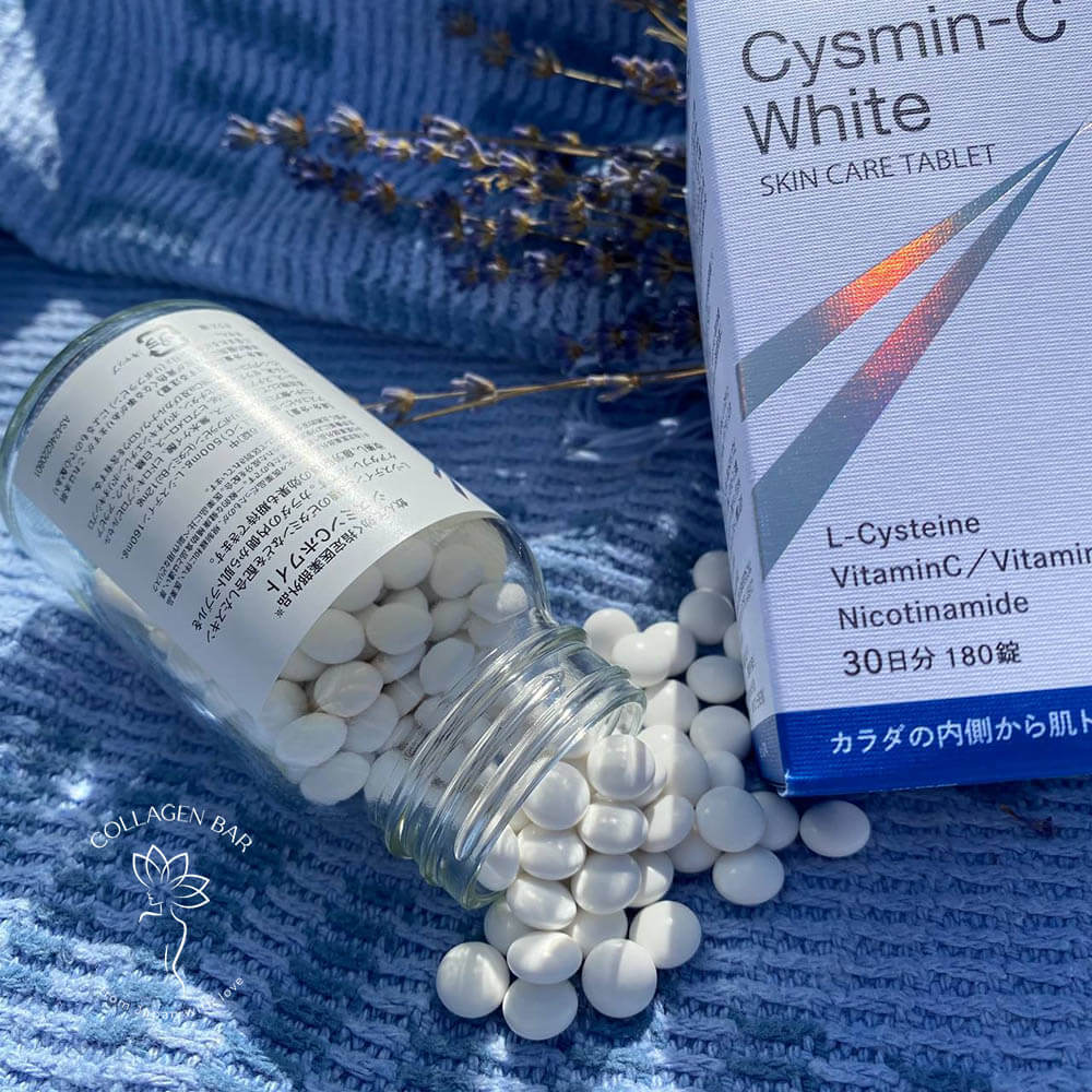 Відкрита банка Cysmin-C White і коробка на блакитному пледі, вигляд зверху
