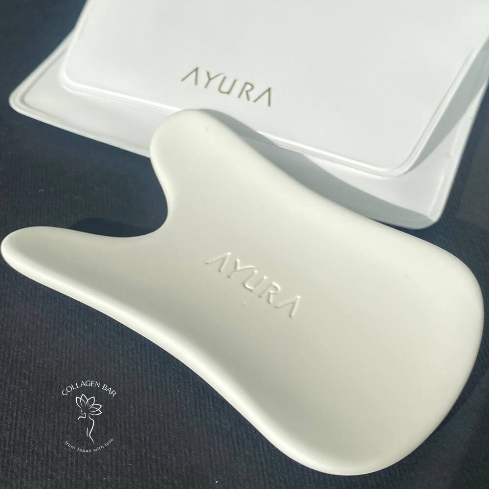 Плитка для массажа Гуаша AYURA Bicassa Plate Premium с чехлом на черном фоне