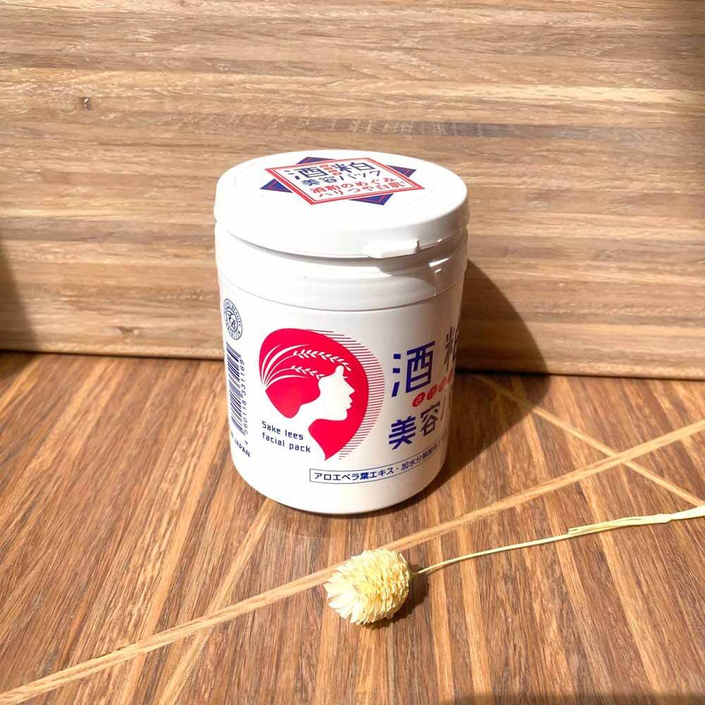 AZUMA TABIBIJIN Sake Lees Beauty Pack на дерев'яному тлі