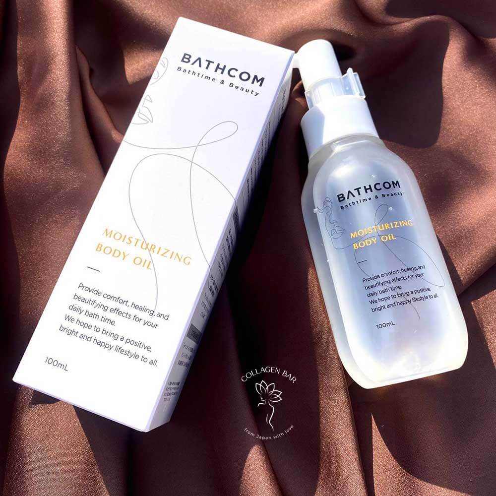 Коробка и флакон с маслом BATHCOM Moisturizing Body Oil на коричневой ткани, вид сверху, предметы в горизонтальном положении