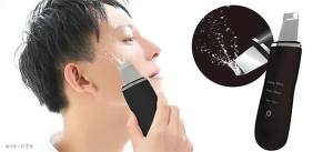 Ілюстрація з використання ультразвукової лопатки BELULU AquaRufa for Men на чоловічому обличчі. Фото з офіційного сайту виробника: https://belulu.jp/product/belulu_aquarufaformen.html