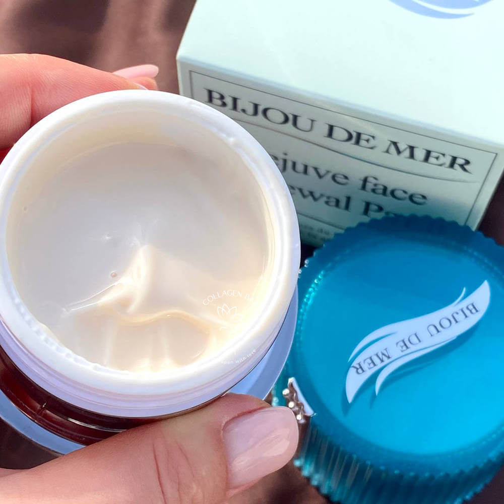 Открытая банка крем-маски BIJOU DE MER Rejuve Face Renewal Pack в женской руке с маникюром