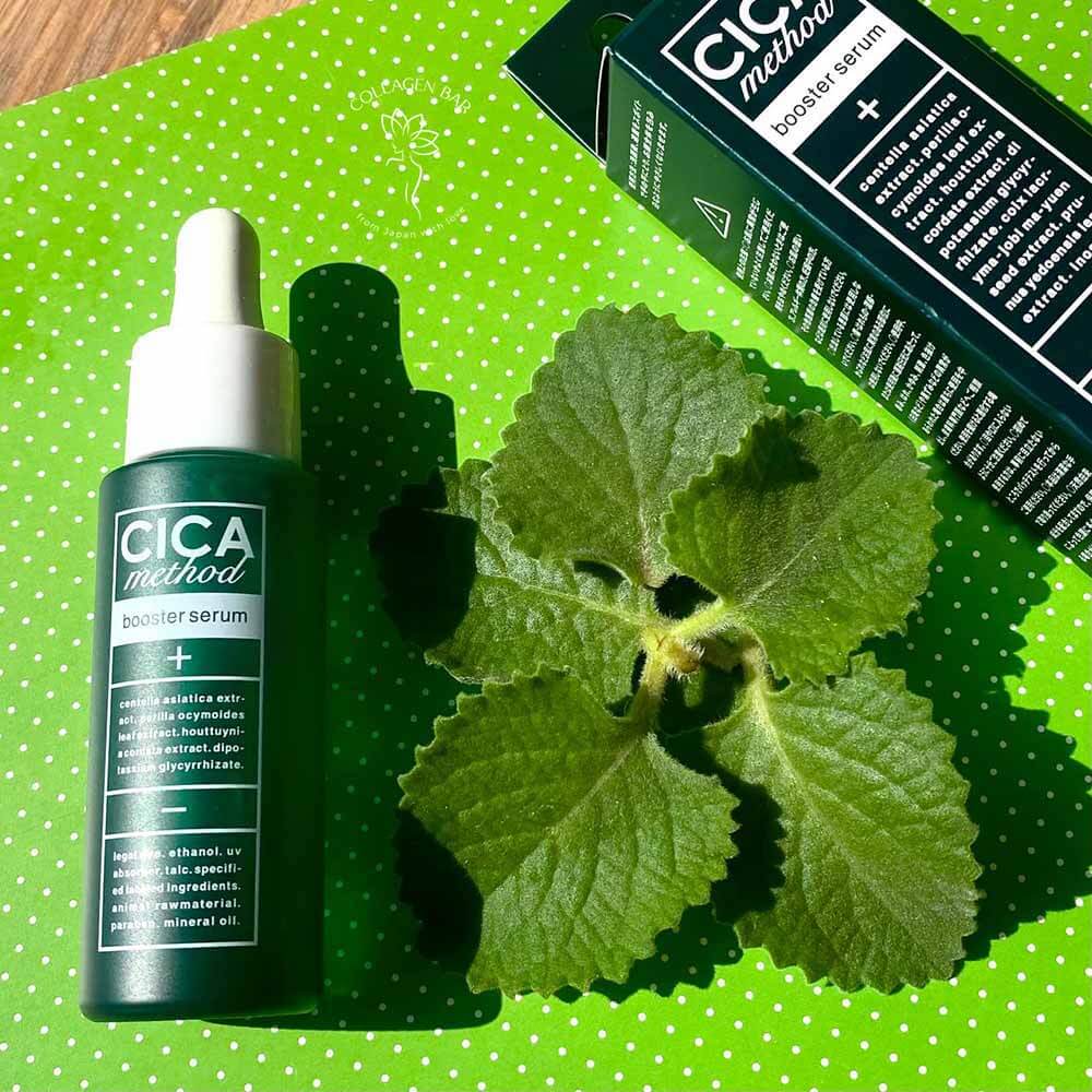 Флакон і коробка CICA Method Booster Serum із зеленим листям під яскравим Сонцем
